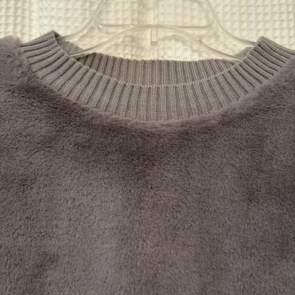 Short fluffy gray sweater - Picture 2 of 4